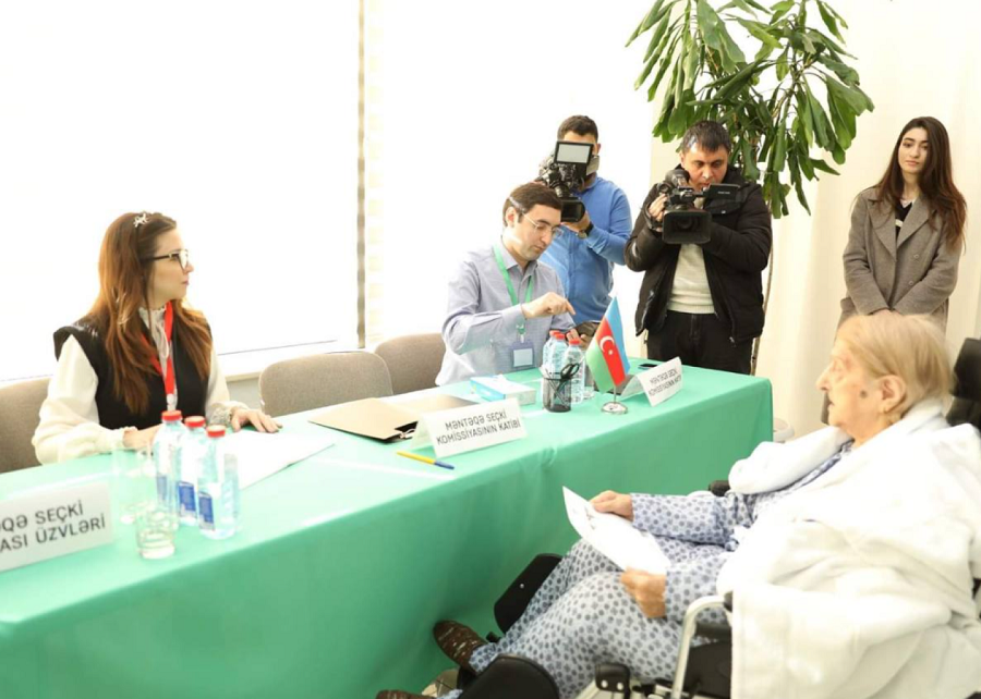 102 yaşlı Fatma nənə xəstəxanada səs verdi - FOTO