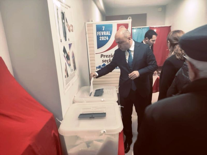 Emin Əmrullayev səs verdi - FOTO