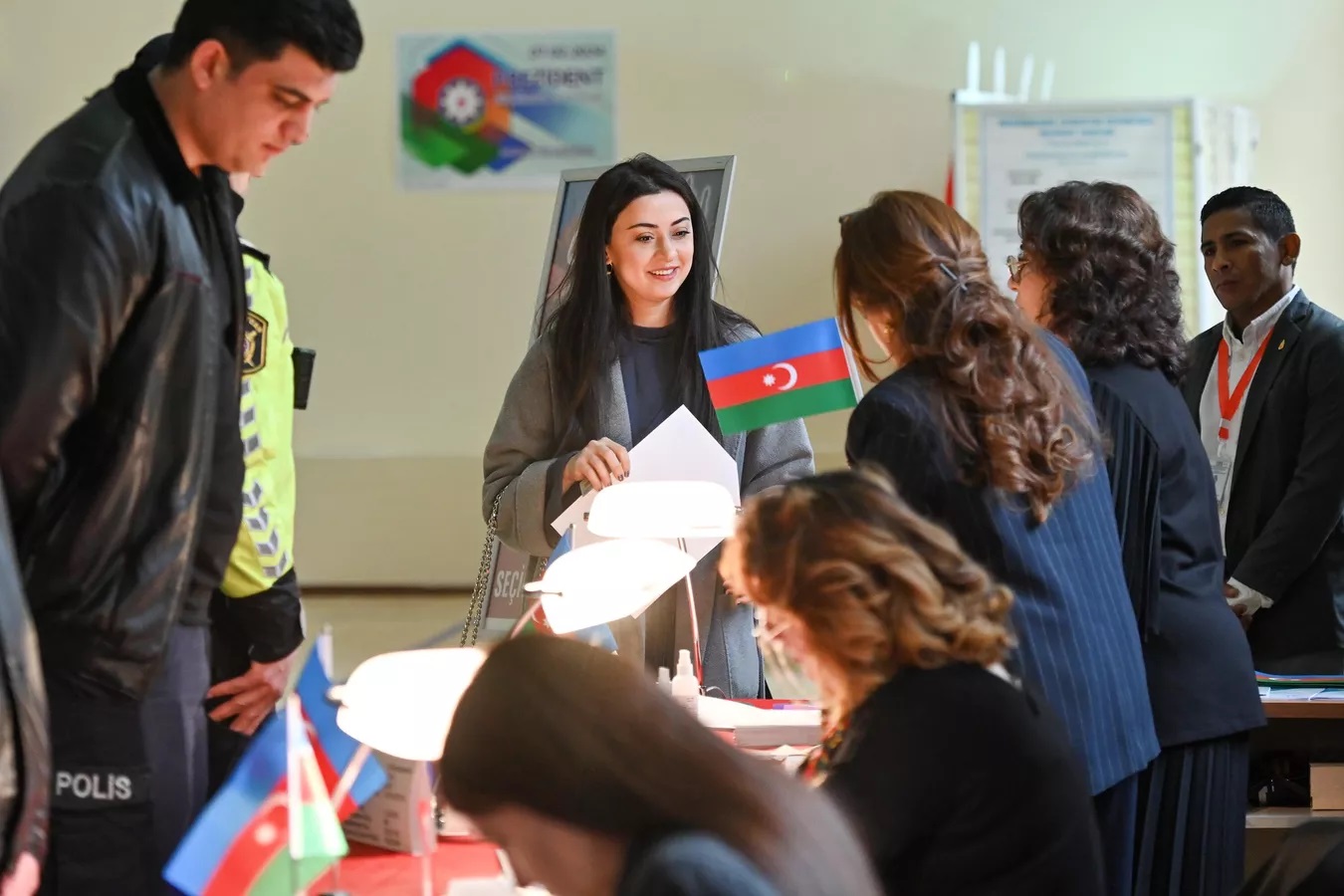 Seçki məntəqələrinin qarşısında böyük növbələr - Deputatlar da səs verib