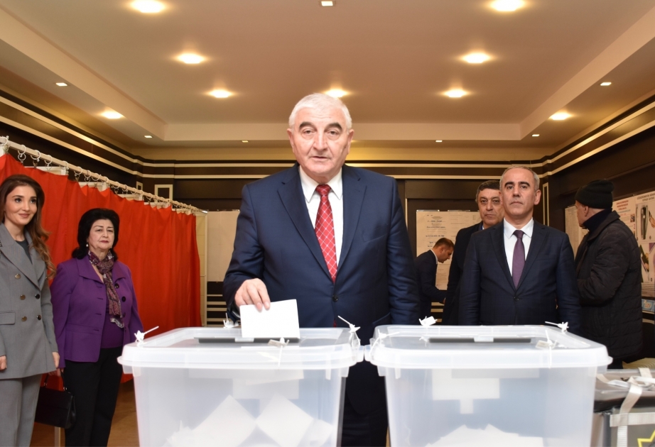 Məzahir Pənahov səs verdi