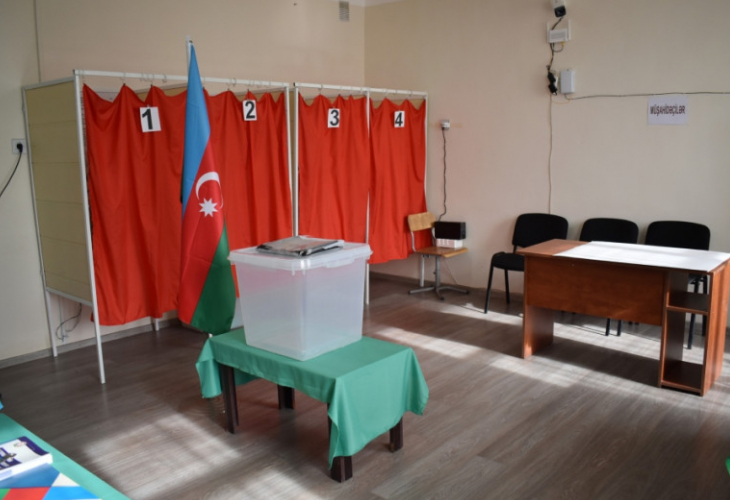 Səs verməyə gələn seçici məntəqədə ÖLDÜ