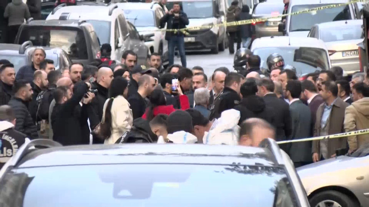 AKP-nin seçki tədbirinə silahlı hücum - Yaralı var 