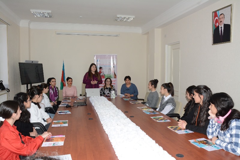 Lerikdə gənc qızlar üçün təlimlər keçirilib