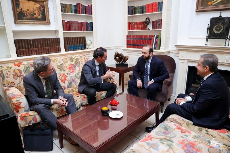 Mirzoyan Stoltenberqin xüsusi nümayəndəsi ilə görüşüb