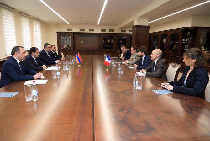 Papikyan fransalı səfirlə regiondakı məsələləri müzakirə etdi