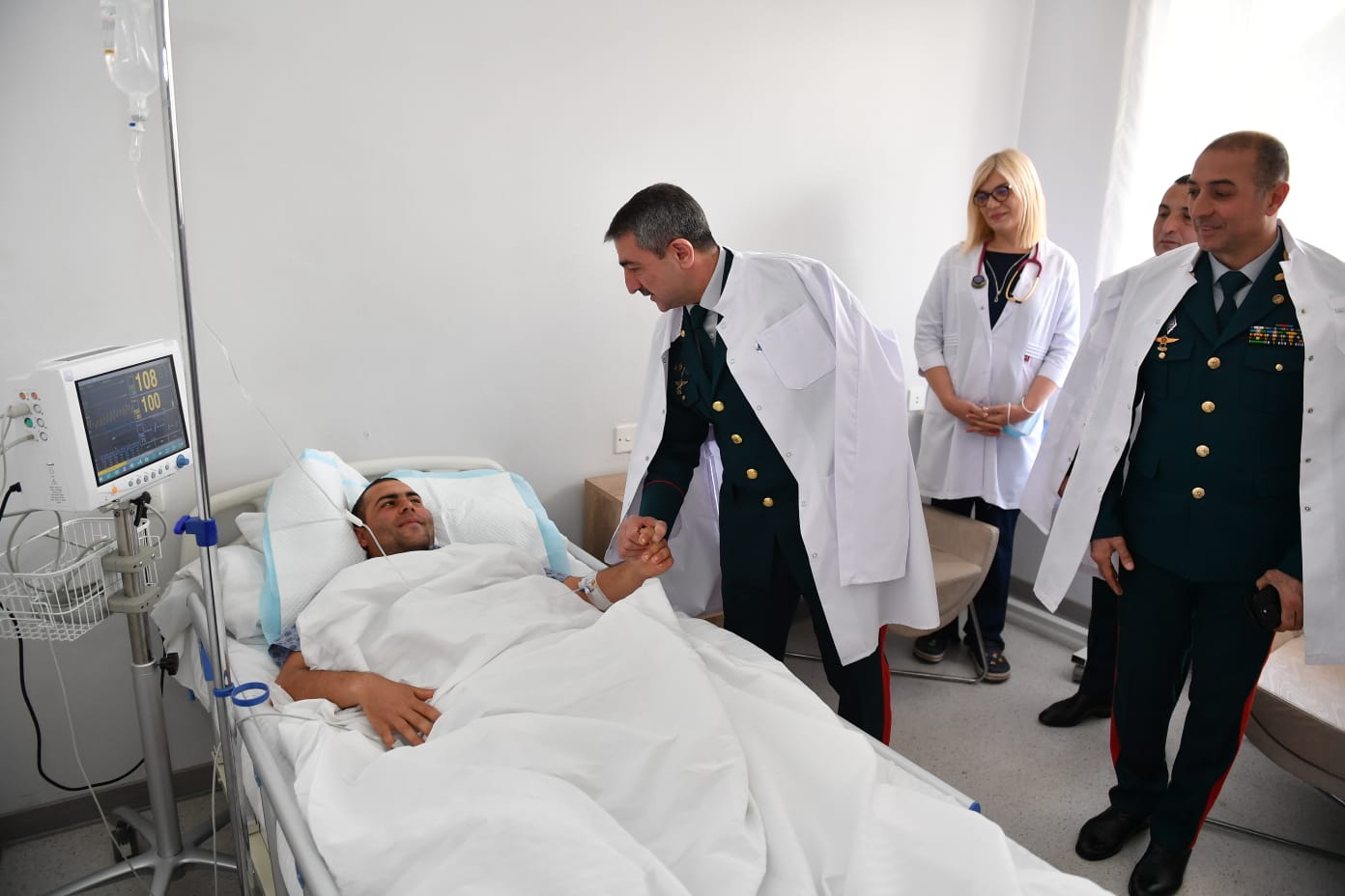 Elçin Quliyev yaralı sərhədçini ziyarət etdi - FOTO