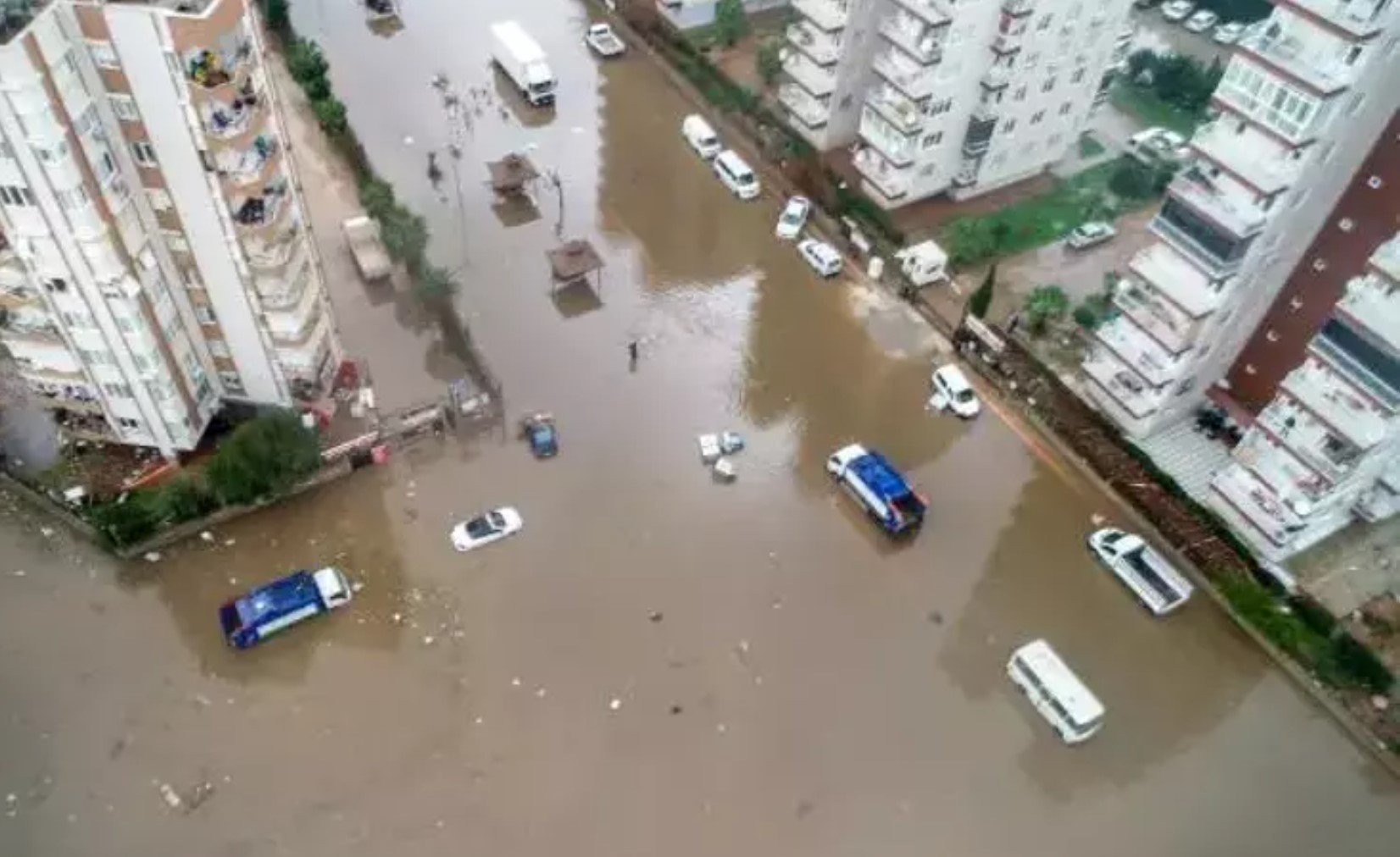 Antalyada 3 mindən çox bina su altında qaldı