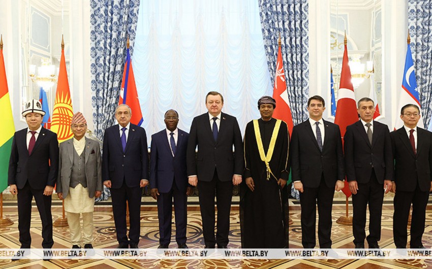 Məhərrəm Əliyev etimadnaməsini Lukaşenkoya təqdim etdi