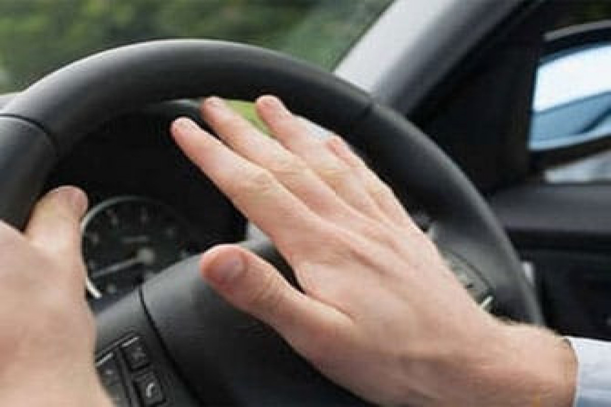 Yol polisi siqnaldan çox istifadə edən sürücüləri CƏRİMƏLƏYƏCƏK