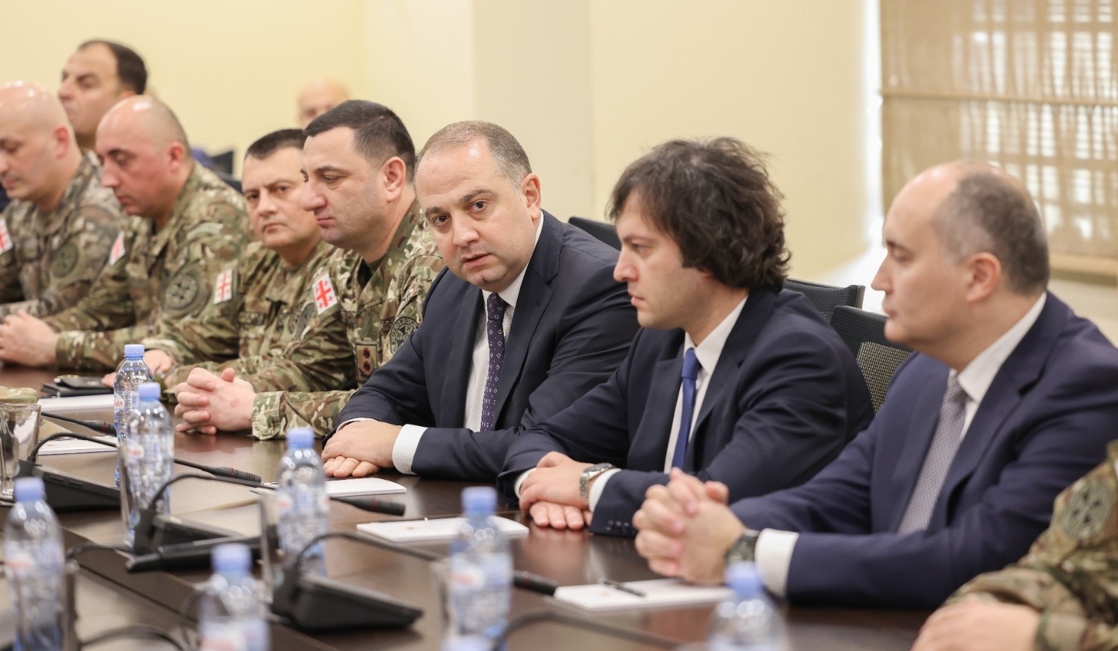 Parlament baş nazir və müdafiə nazirini mandatdan məhrum edib