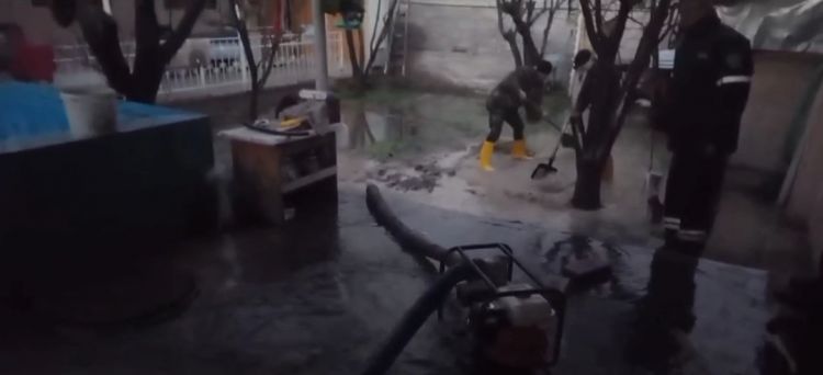 Naxçıvanda intensiv yağış yağdı, evləri su basdı