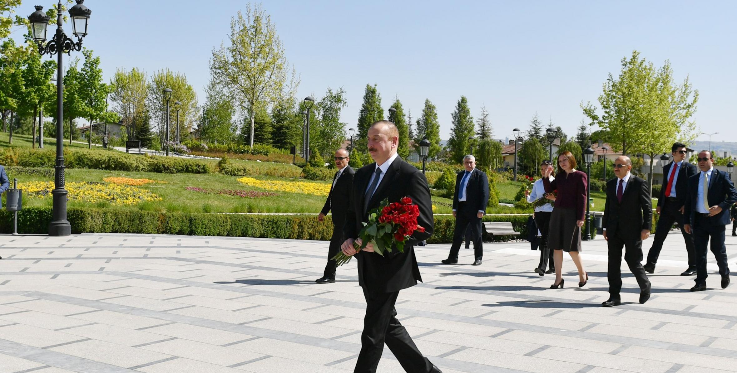 İlham Əliyev Ankarada Ulu Öndərin abidəsini ziyarət etdi