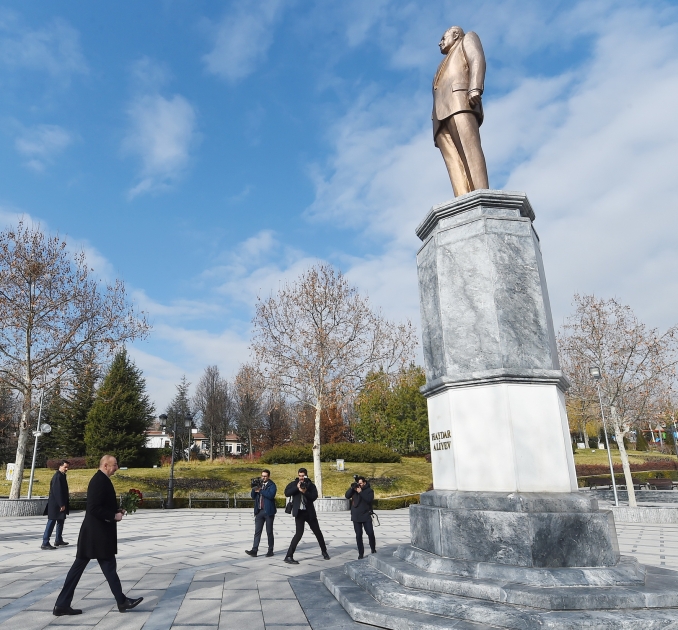 İlham Əliyev Ankarada Ulu Öndərin abidəsini ziyarət etdi - FOTO