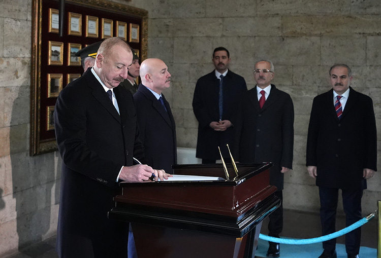 İlham Əliyev Anıtqəbirdəki dəftərə nələr yazdı...