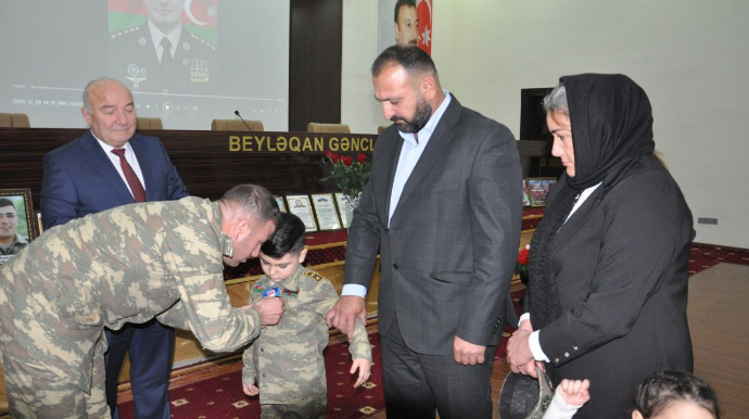 Şəhidin ordeni övladına verildi - FOTO