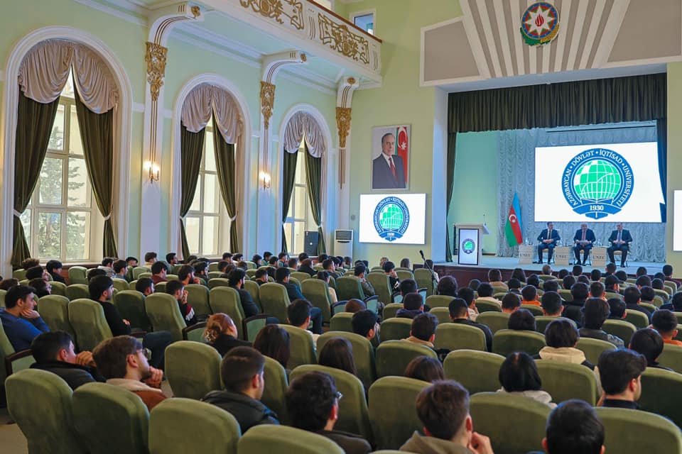 UNEC rektoru akademik borcu olan tələbələrlə görüşdü