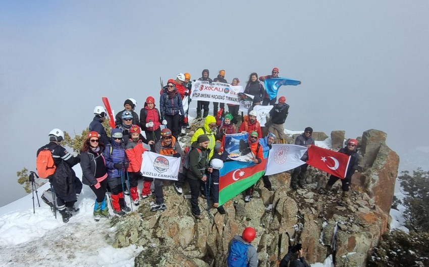 Türkiyəli alpinistlər Xocalı qurbanlarının xatirəsini Haçadağın zirvəsində andılar - FOTO