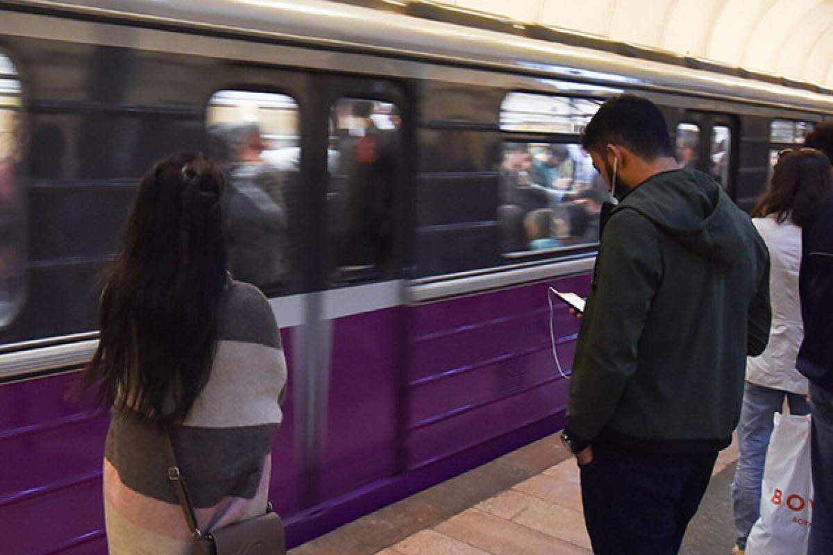 Metroda qadının cibindən telefon oğurlandı