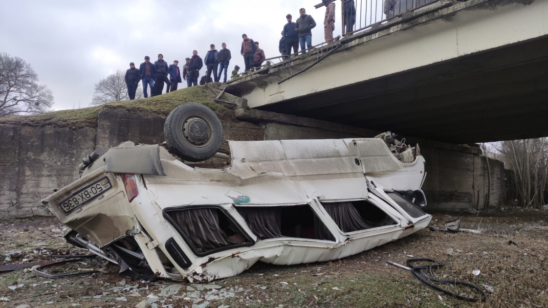 Mikroavtobus dərəyə aşdı - Sürücü yaralandı