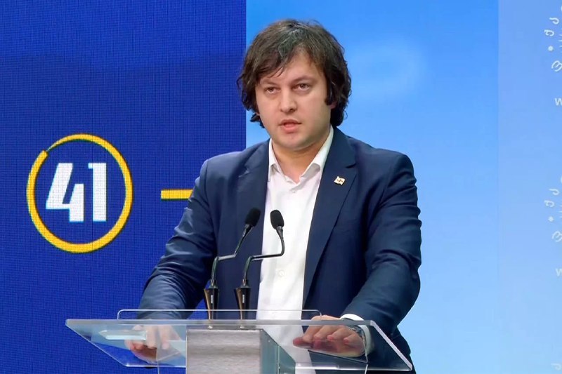 Baş nazir sələfinin kadrlarını \