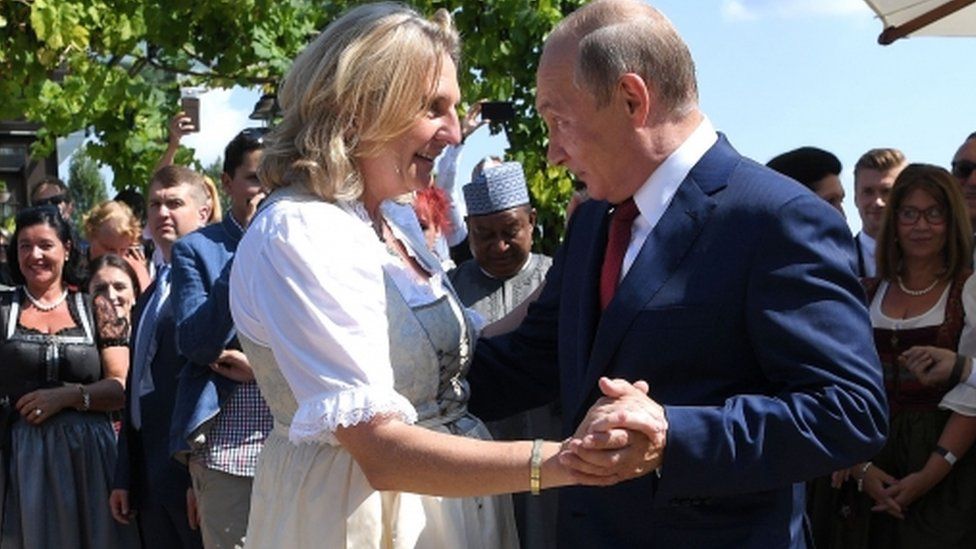 Putinlə rəqs edən avropalı nazir Rusiyaya köçdü