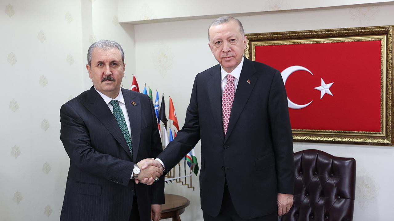 AKP-nin müttəfiqi olan partiyanın sədri QƏZAYA DÜŞDÜ - FOTO