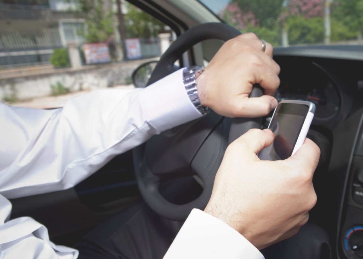 Yol qəzalarının əsas səbəblərindən biri də telefondur