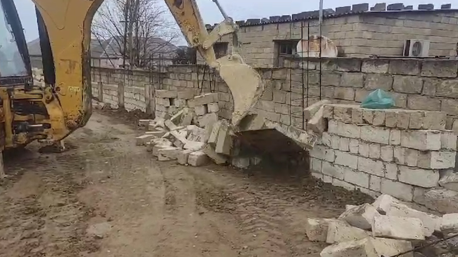 Xırdalanda və Mehdiabadda sənədsiz tikililər söküldü - VİDEO