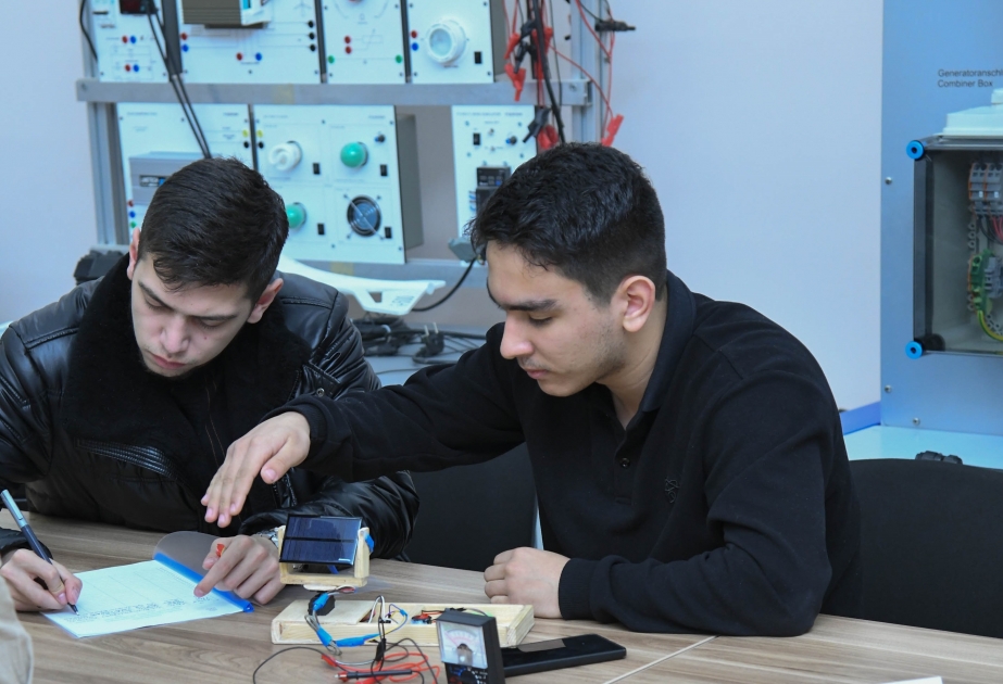 BMU tələbələri günəş panelindən daha çox enerji əldə edən qurğu hazırladılar