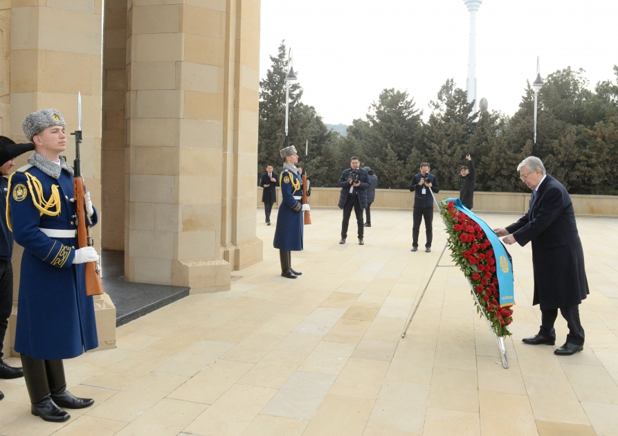 Qazaxıstan Prezidenti Şəhidlər xiyabanını ziyarət etdi - FOTO