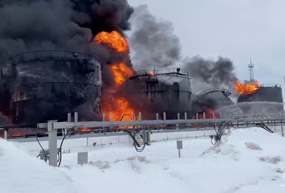 Rusiyanın enerji infrastrukturu məhv edilir - Daha bir neft zavodu vuruldu