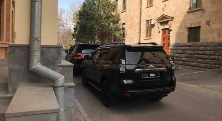 Papikyan qara cipdə parlamentə gəldi - Qapalı iclas... (FOTO)