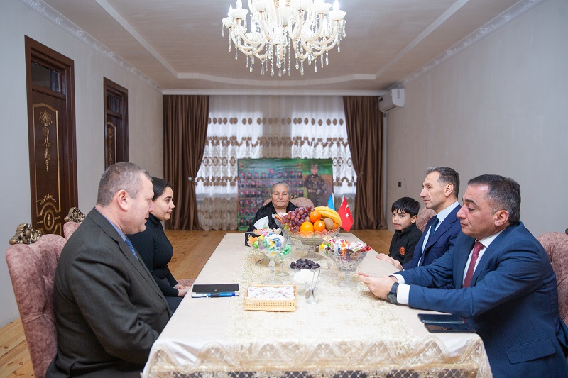Nazir Şəmkirdə şəhid ailəsini ziyarət edib