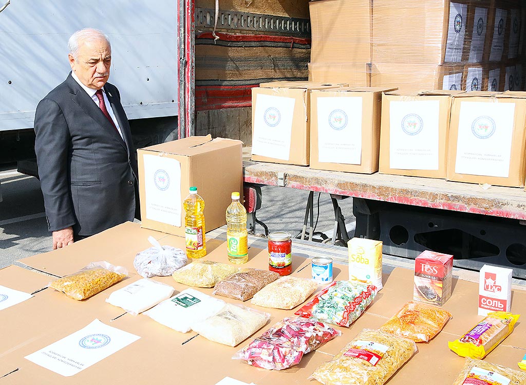 AHİK 4200 ailəyə bayram sovqatı göndərib - FOTOLAR