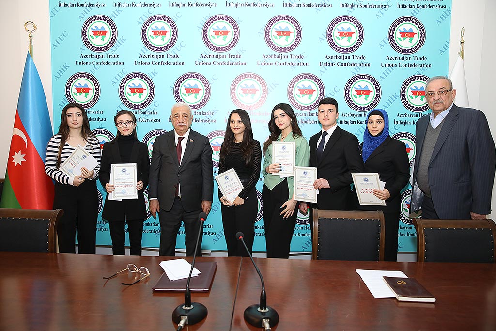 ATİAHİ tərəfindən Tələbələrə adlı təqaüd verilib - FOTO
