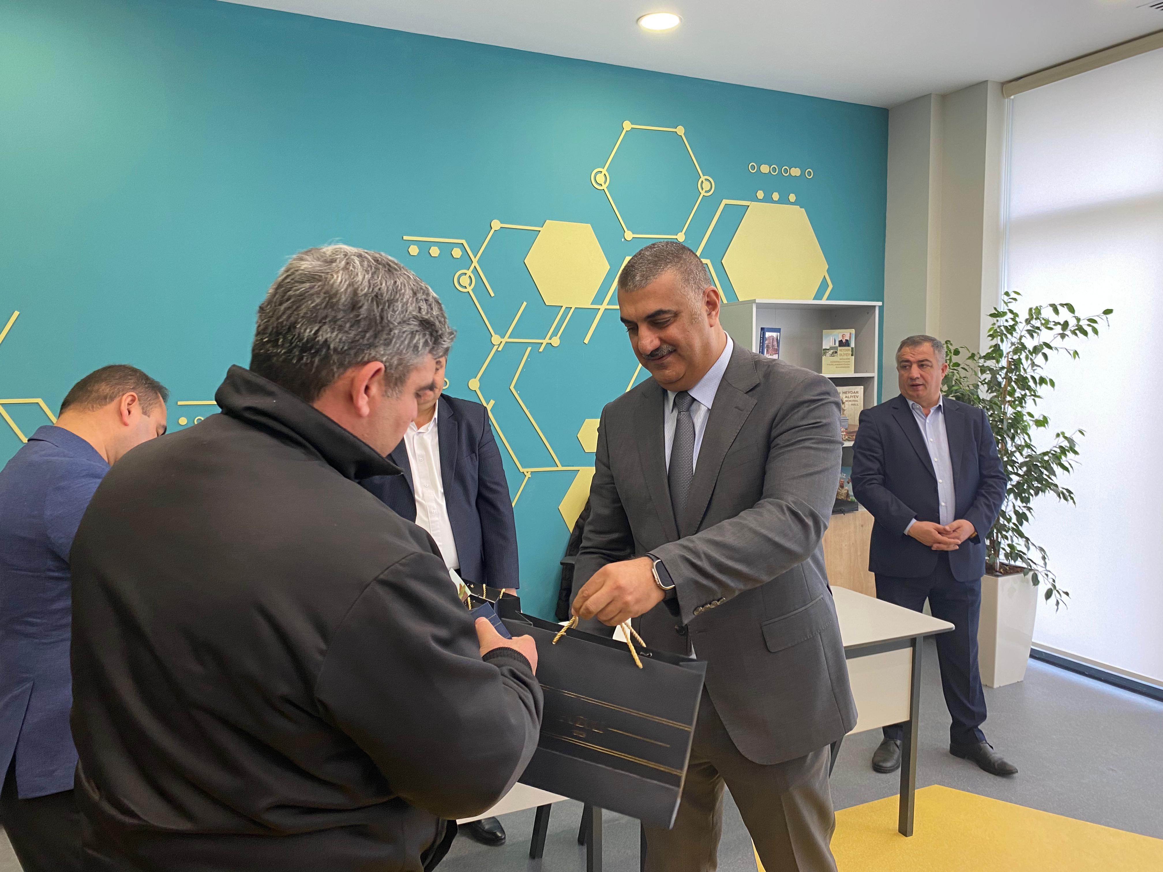 Doğma yurdlarına qayıdan füzulilərə açarlar təqdim edildi - FOTO