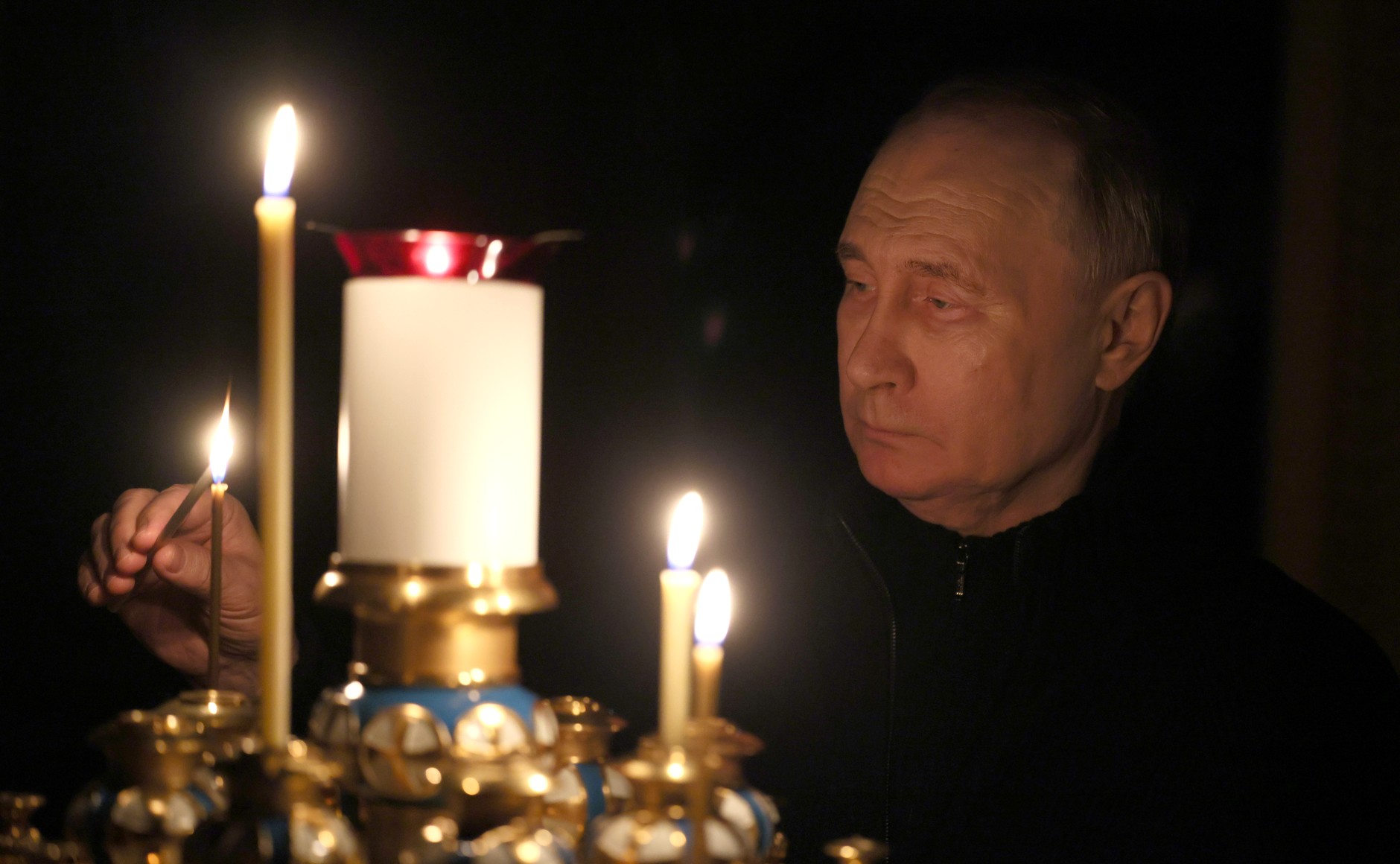 Putin qurbanların xatirəsinə şam yandırdı - VİDEO