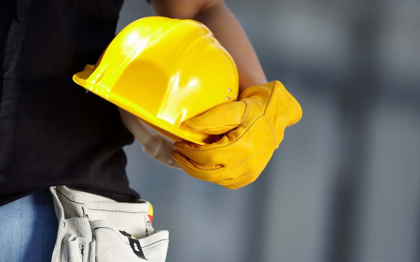 Kranla beton arasında qalan kişi öldü