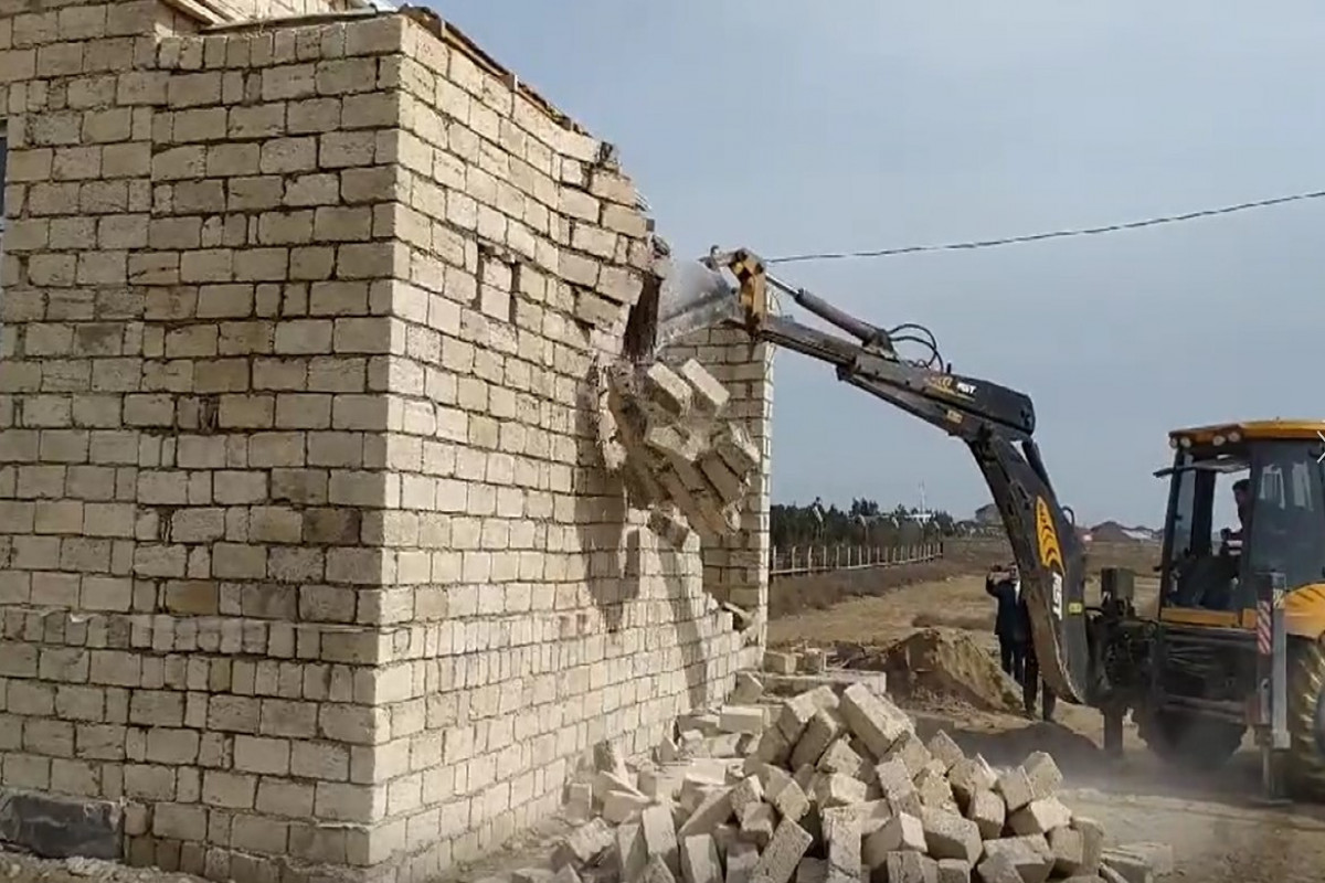 Qalada sənədsiz tikililər söküldü - VİDEO