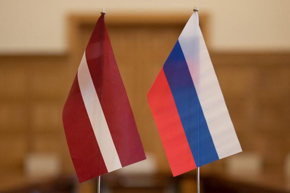 Latviya rus diplomatı ölkədən qovur