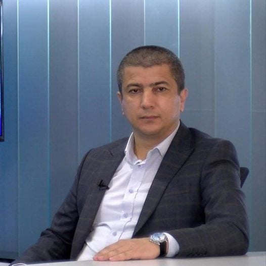O, həm də siyasi şərhçidir...