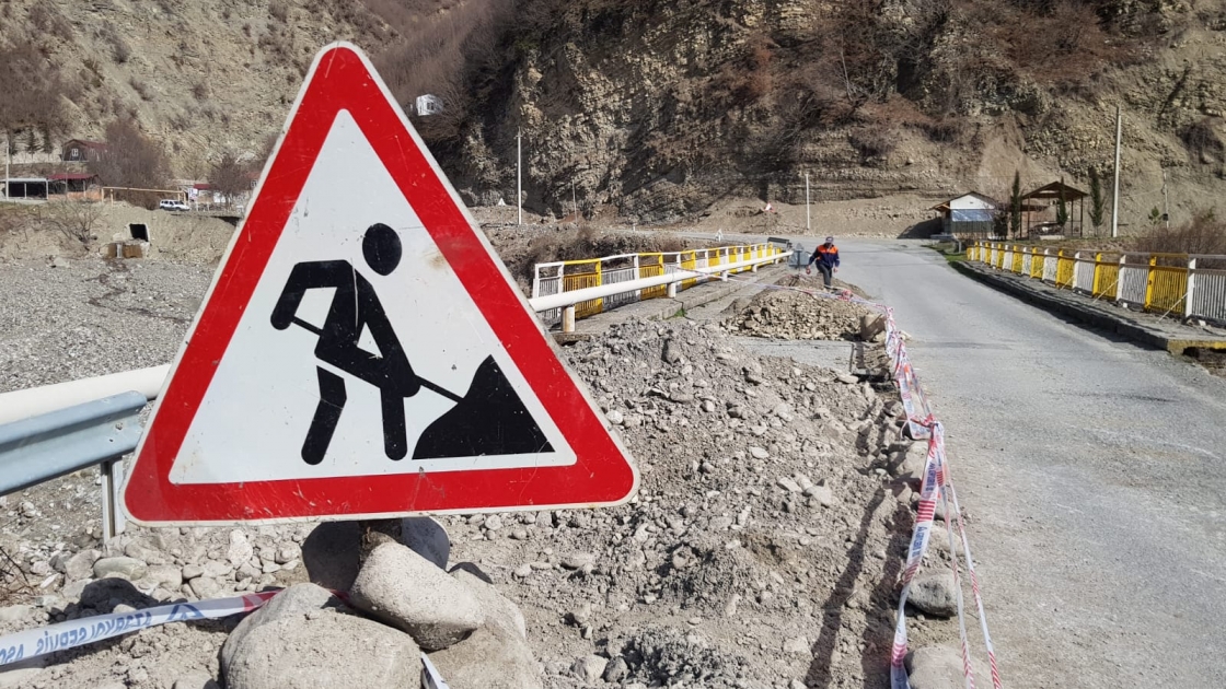 İsmayıllıda yol çökdü - Gediş-gəliş çətinləşdi
