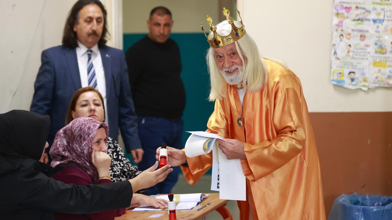 Türkiyə seçkilərində maraqlı görüntülər – Kral da var, astronavt da
