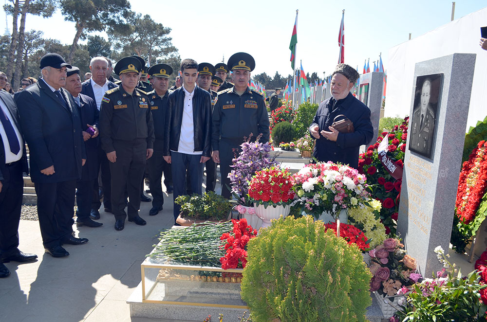 Milli Qəhrəman Şükür Həmidov məzarı başında anıldı - FOTO