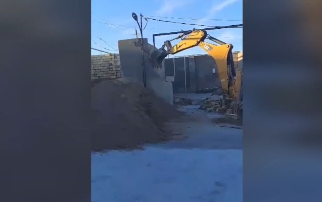 Qobuda sənədsiz tikilən ev söküldü - VİDEO
