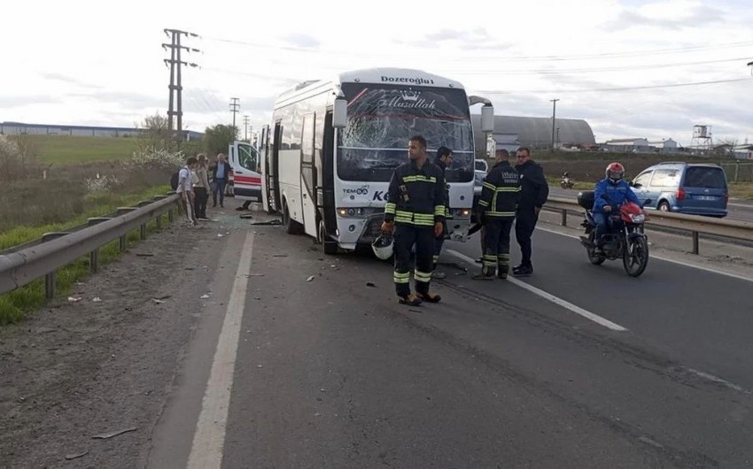 Hərbçiləri daşıyan avtobus qəzaya uğradı - 16 nəfər yaralandı