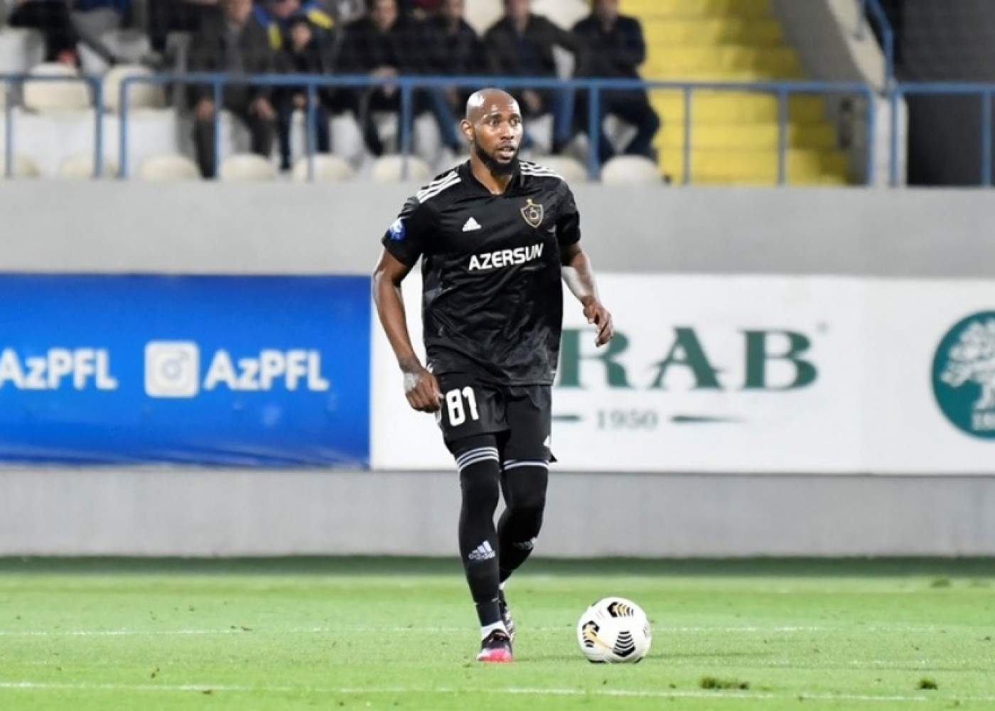 “Neftçi”nin azərkeşləri “Qarabağ”ın futbolçusunun maşınına hücum etdilər