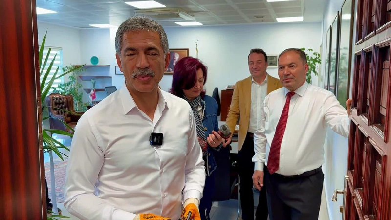 Yeni bələdiyyə sədri işə kabinetinin qapısını sökməklə başladı - VİDEO