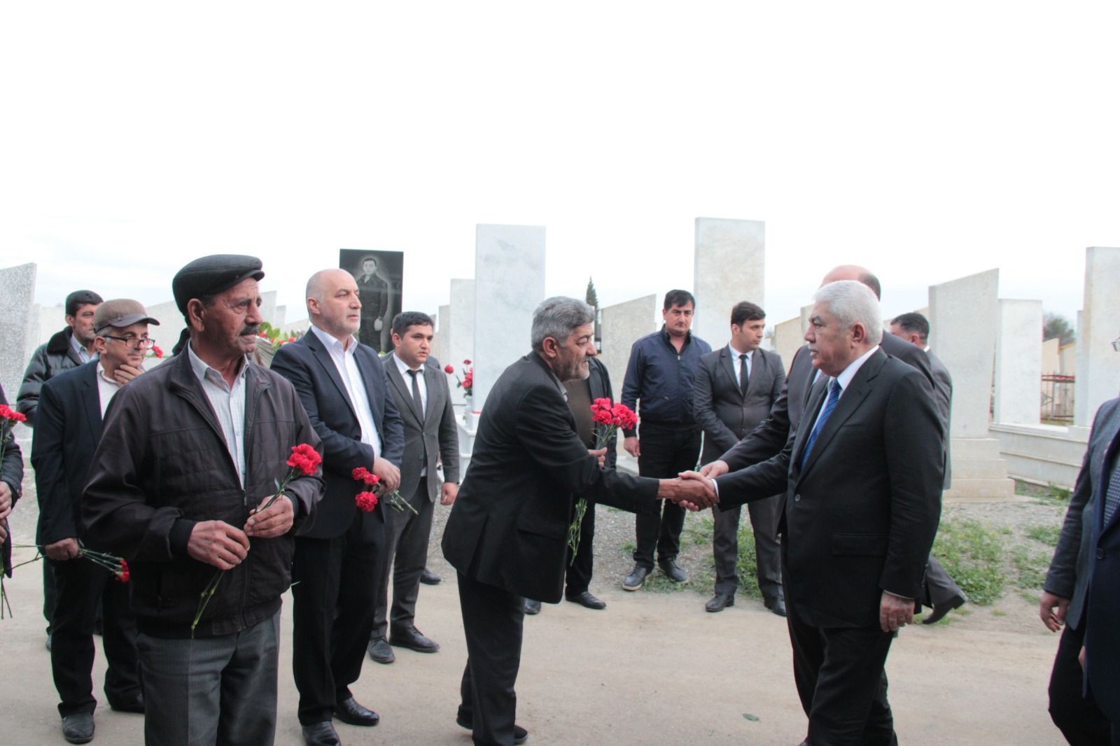 Ağalar Vəliyev şəhid, qazi və aztəminatlı ailələrə bayram sovqatları göndərib - FOTO