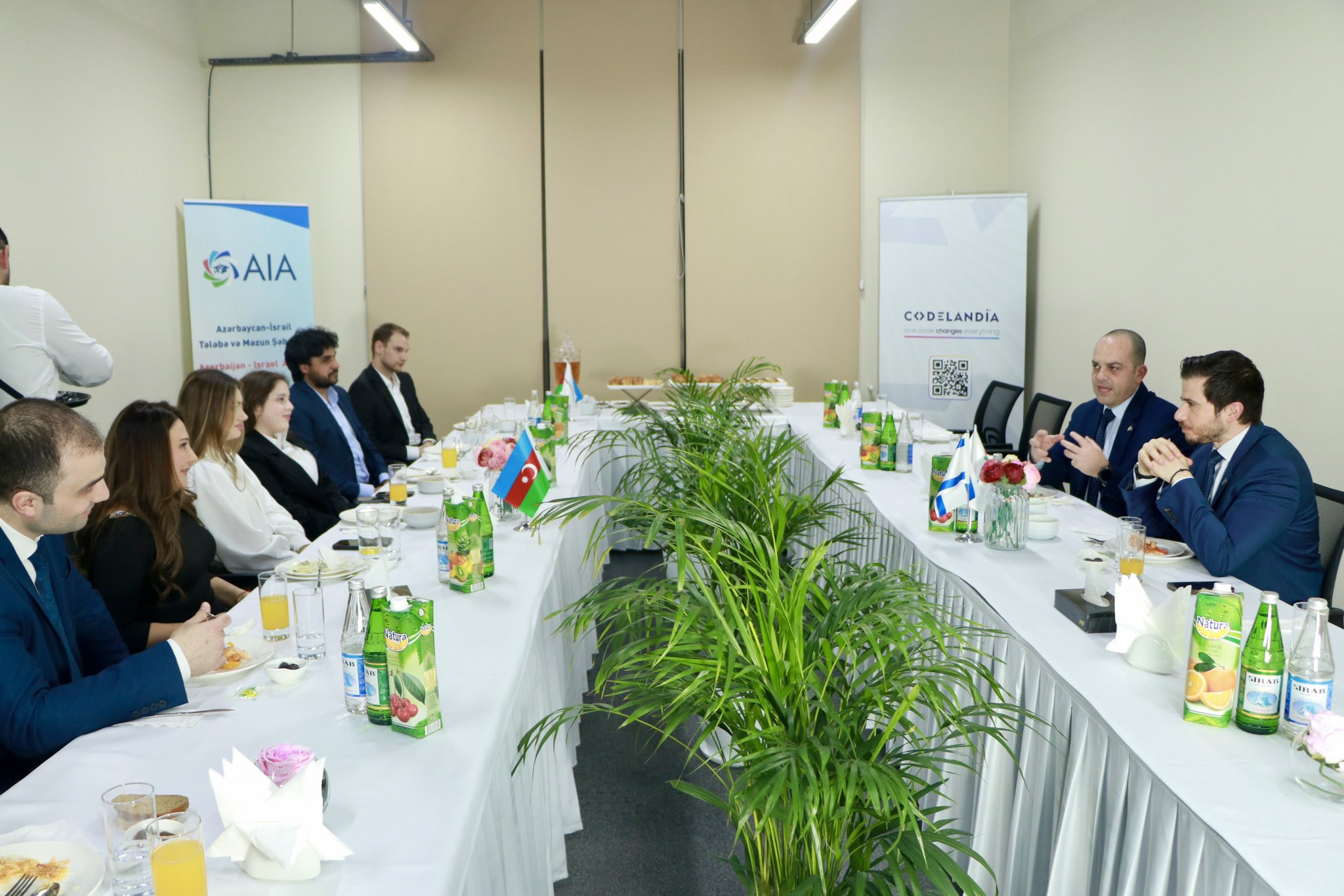 İsrail səfiri azərbaycanlı məzunlarla iftar süfrəsində görüşdü